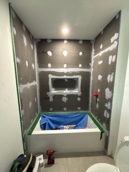 Rénovation complète de salle de bain — pendant les travaux — photo 1 (Salle de bain à Gatineau)