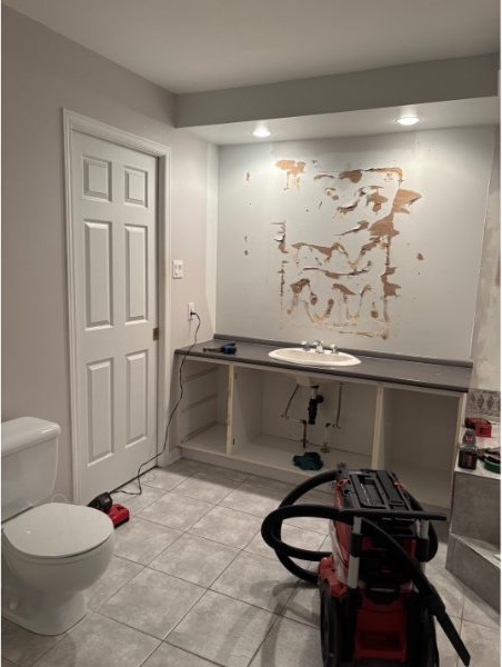 Transformation de salle de bain — pendant les travaux — photo 1 (Salle de bain à Gatineau)