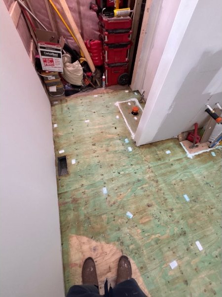 Rénovation de salle de bain contemporaine — pendant les travaux — photo 1 (Salle de bain à Gatineau)